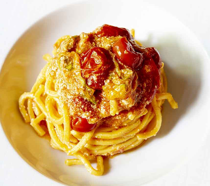 Spaghetti Chitarra con pomodorini datterini, fiore di zucca e ricottina di bufala